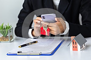 Agents and investors capture communication tools to contact. In the real estate contract, purchase, rental, investment, mortgage,