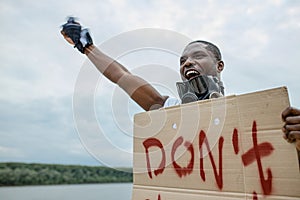 Aggressive man dissatisfied with the work of the police in america, he want to achieve justice