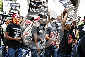 Aggressive youth provoking police at GST rally in KL