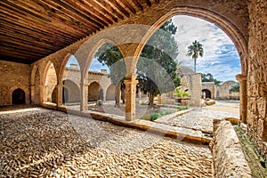 Monasterio patio arcos en 7 