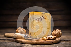 Aging artisan cheese