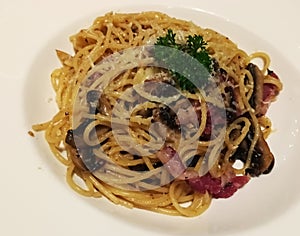 Aglio olio spaghetti with mushroom and beef toppings