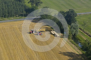 Agricultural machine collecting bales of hay