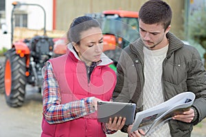 Agronomist helping farmer planning harvest