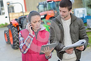 Agronomist helping farmer planning harvest