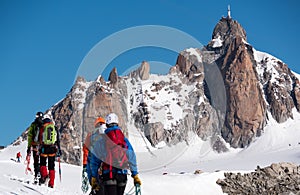 Cima en primer plano fuera de foco grupo de 