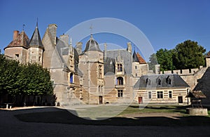 Ainay-le-Vieil castle