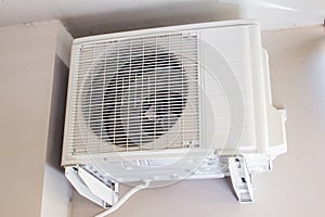 Air compressor of an air conditioning system