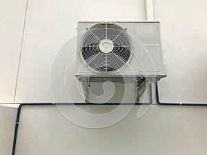 Die luft extern einheit oder Hitze Pumpe oder kondensator ventilator unterstützung die luft  