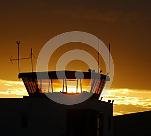 El aire operación la Torre sobre el atardecer el cielo 