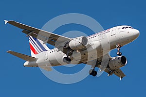 Airbus A318-111 operated by Air France landing