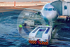 Un avion ser conectado sobre el o pasajero telescópico callejón sobre el aeropuerto un delantal. está preparando abordar el avión pasajeros 