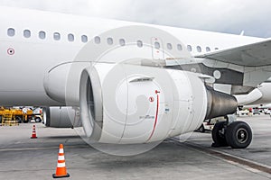 Aircraft engine, wing, landing gear and fuselage with portholes