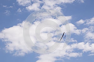 Model letadla létající na modré obloze.