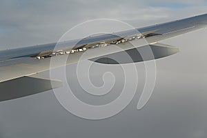 Aircraft wing wind with spoilers