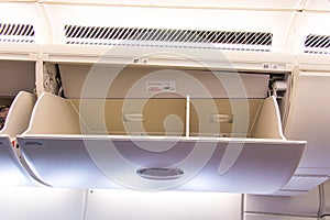 Airline overhead storage compartment