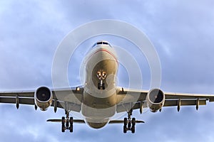 Airliner overhead photo