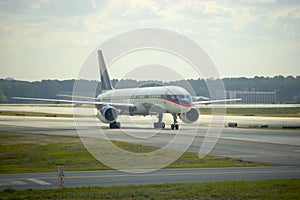 Airliner_taxiing_front