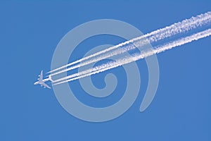 Airplane contrail