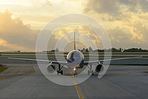 Un avion sobre el. aeropuerto 