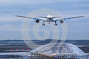 Airplane landing to airport runway