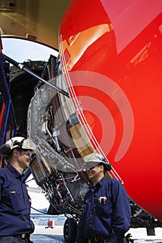 Airplane mechanics and jumbo jet engine