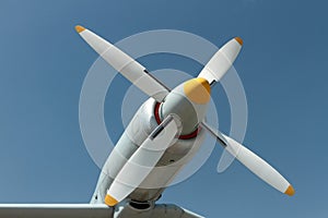 Airplane propeller engine