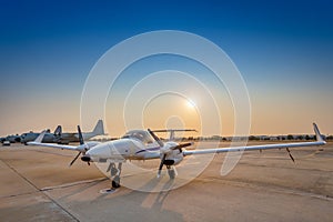 Letadlo na dráhu během západ slunce 