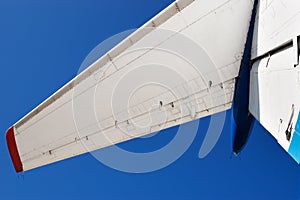 Airplane tail wing