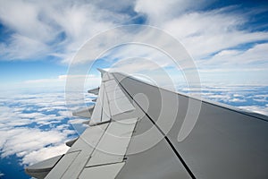 Airplane wing