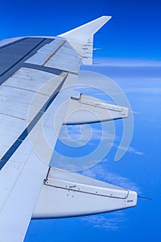 Airplane wing