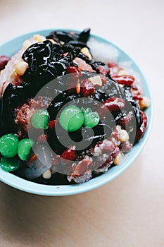 Ais Kachang - Ais kacang ; iced beans