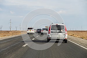 Cars violate traffic rules and double overtake on the highway.