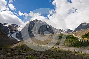 Aktru glacier and river