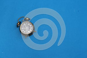 alarm 7 o` Clock on blue background