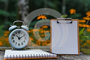 Alarm clock at 9 AM/PM, customizable space for text ideas