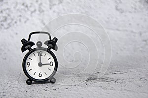 Alarm clock pointing at 3 o'clock with customizable space for ideas or text. Copy space.