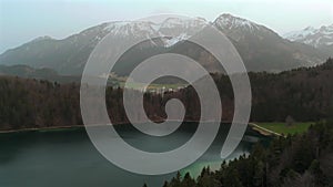 Alatsee See in Bayern, Deutschland, zwischen Fussen und Pfronten kristallklaren Bergsee im Allgau. View of Alatsee lake