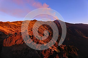 Alba con suggestive luci sull\'Etna e vista nella Valle del Bove - Il vulcano di Sicilia