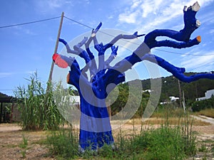 albero artistico dipinto di blu e rosso photo