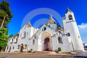 Alberobello, Puglia, Italy: Typical houses built with dry stone