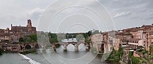   da cattedrale un vecchio ponte 