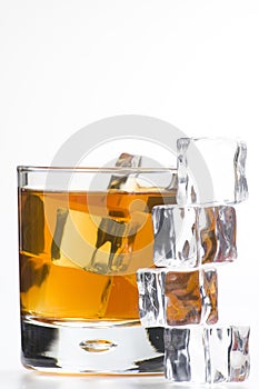 Alcoholic beverage whith ice cubes