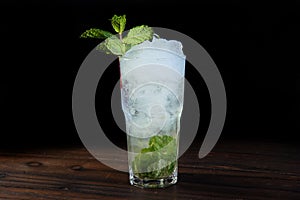 alcoholic drink citrus fruits refreshing gyn vodka mojito lime cocktail