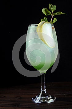 alcoholic drink citrus fruits refreshing gyn vodka mojito lime cocktail