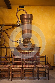 Alembic to distill wine