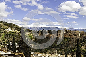 Alhambra en Generalife in Granada zijn historische bouwkundige juwelen waar jaarlijks ontelbare bezoekers komen genieten. photo
