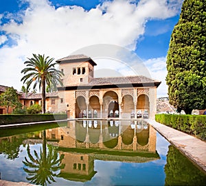 Palacio refleja en el agua en. 