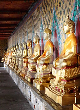 Aligned gold buddha in wat arun, Bangkok, ThaÃ¯land