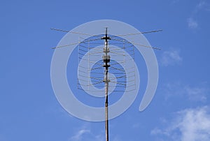 All-wave inphase antenna lattice. The television antenna for rec